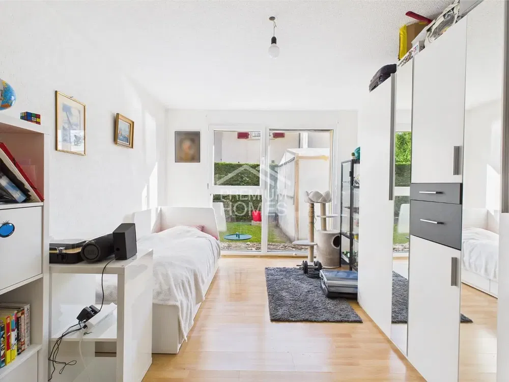 Schlafzimmer; tageslicht, holzboden