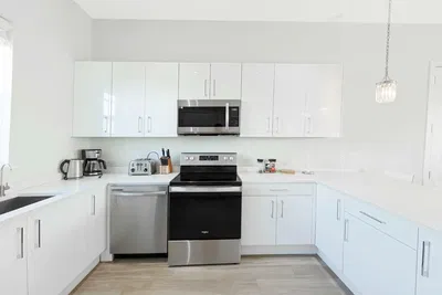 Kuhinja; kućanski aparati, renoviran, prirodna svjetlost, moderan stil