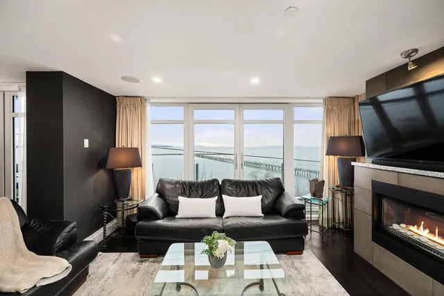 غرفة معيشة; إطلالة, مدفأة, ضوء طبيعي