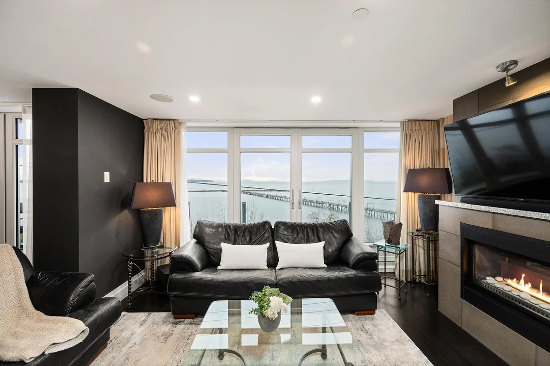 غرفة معيشة; إطلالة, مدفأة, ضوء طبيعي