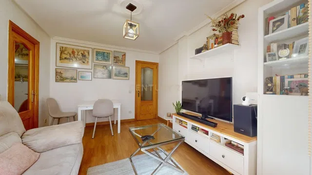 Дневна соба; модерни стил, дрвени под, природно светло