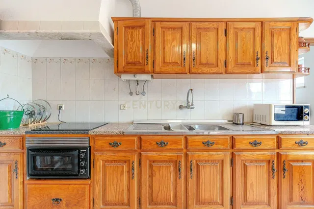 Kuchyně; kuchyňské spotřebiče, dlažba, po rekonstrukci