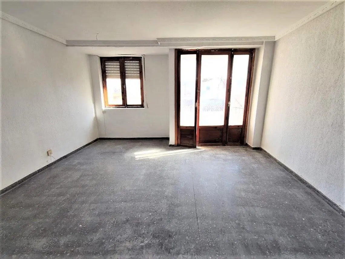 Ostale; prirodna svjetlost, potrebna renovacija, pločice