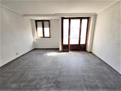 Ostale; prirodna svjetlost, potrebna renovacija, pločice