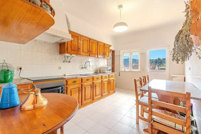 Kuchyně; kuchyňské spotřebiče, dlažba, přirozené světlo, rustikální styl