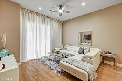 Soggiorno; luce naturale, pavimento in legno, stile moderno