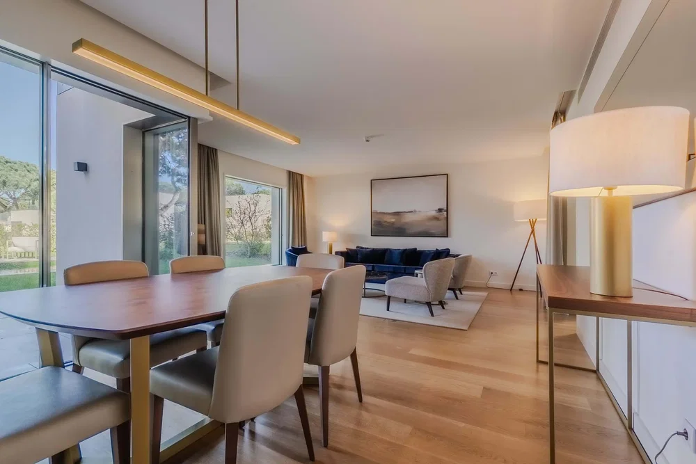 Wohnzimmer; tageslicht, moderner stil, holzboden