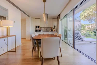 Küche; blick, küchengeräte, tageslicht, moderner stil, holzboden