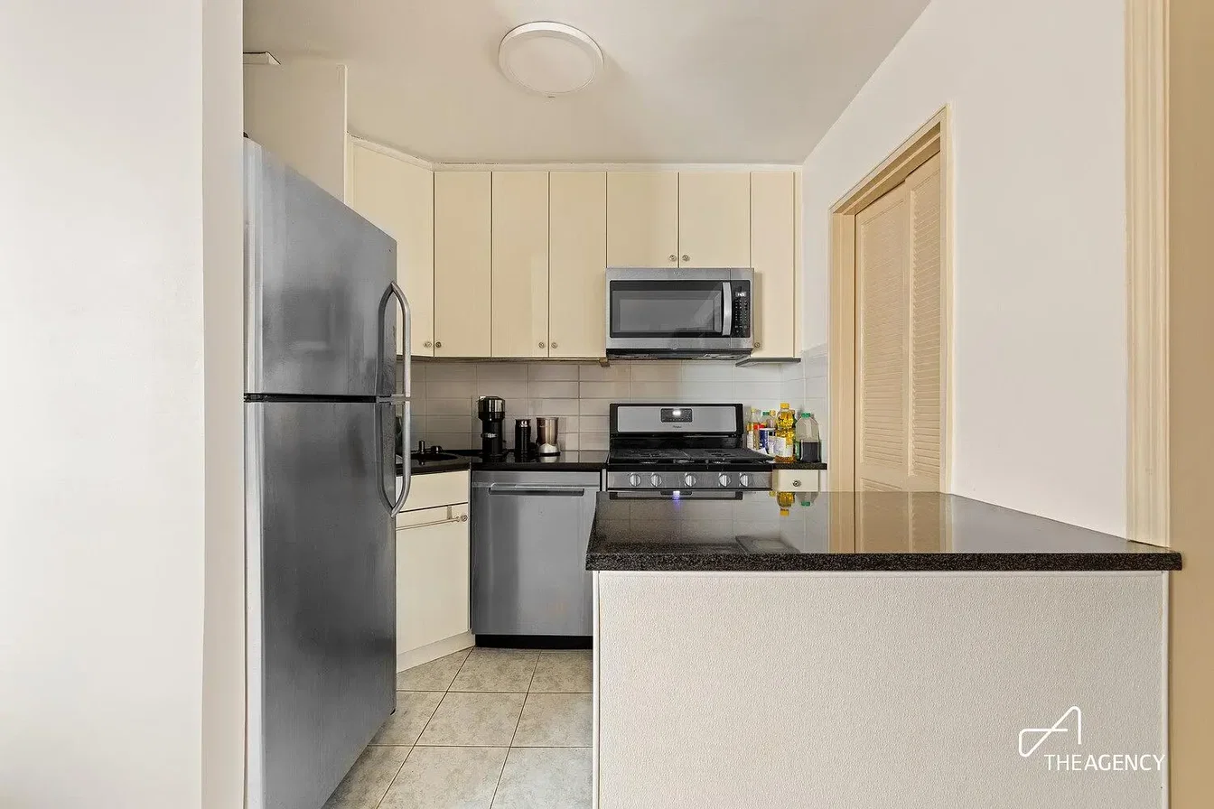 Cuisine; électroménager, carrelage, rénové, lumière naturelle, style moderne