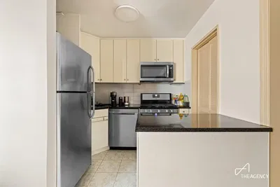 Cuisine; électroménager, carrelage, rénové, lumière naturelle, style moderne