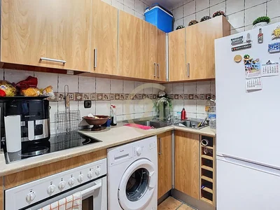 Kuchyně; kuchyňské spotřebiče, dlažba, po rekonstrukci, přirozené světlo, moderní styl