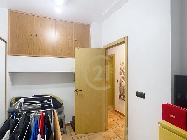Dormitorio; suelo de baldosas, vigas de madera, suelo de madera