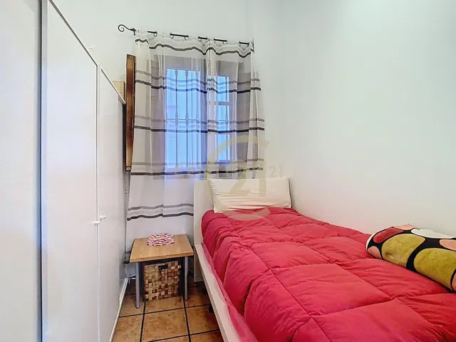 Dormitorio; suelo de baldosas, luz natural