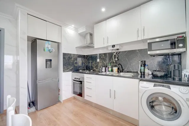 Kuchyně; kuchyňské spotřebiče, po rekonstrukci, přirozené světlo, moderní styl