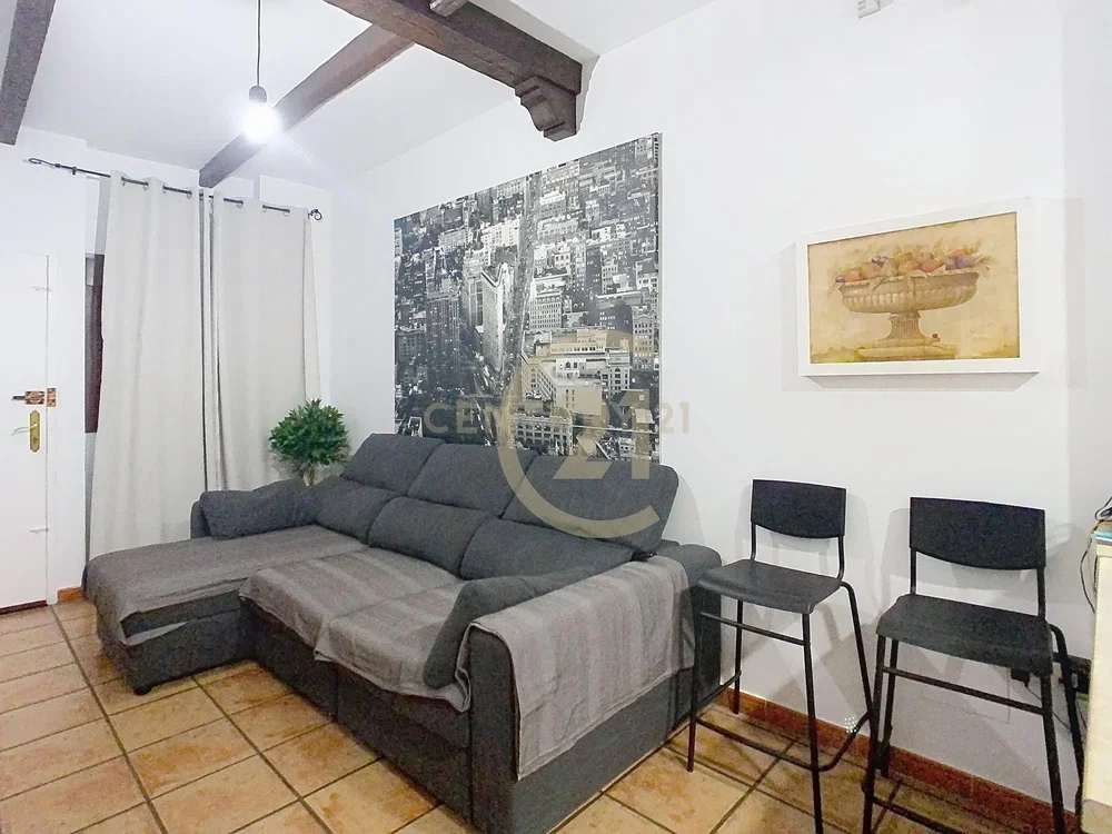 Salon; carrelage, poutres en bois, lumière naturelle, style moderne