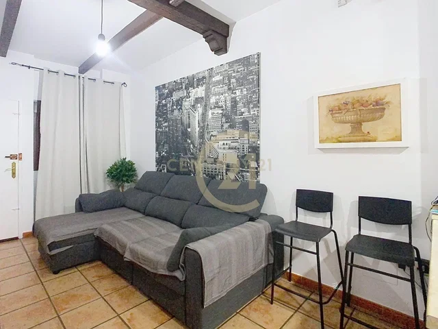 Obývací pokoj; dlažba, dřevěné trámy, přirozené světlo, moderní styl
