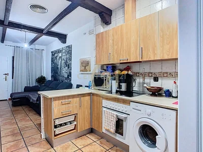 Cuisine; électroménager, carrelage, poutres en bois