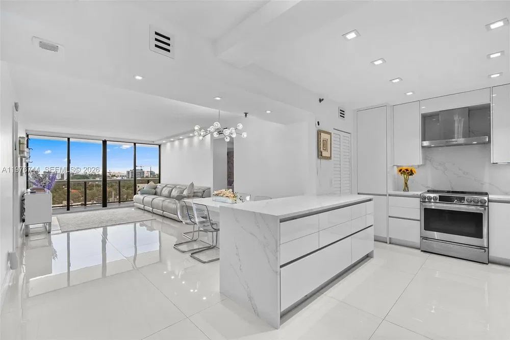 Kuchyně; výhled, dlažba, přirozené světlo, moderní styl, kuchyňské spotřebiče