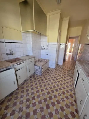 مطبخ; يحتاج إلى تجديد, أرضية من البلاط