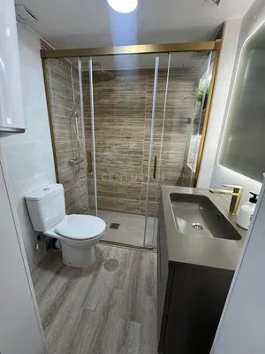 Bagno; pavimento in piastrelle, ristrutturato, luce naturale, stile moderno