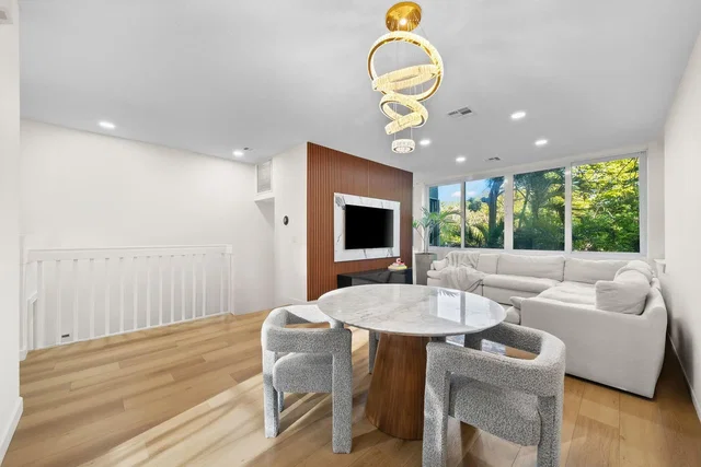 Living room; natural light, modern style, wood floor