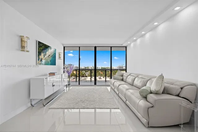 غرفة معيشة; إطلالة, أرضية من البلاط, ضوء طبيعي, أسلوب عصري