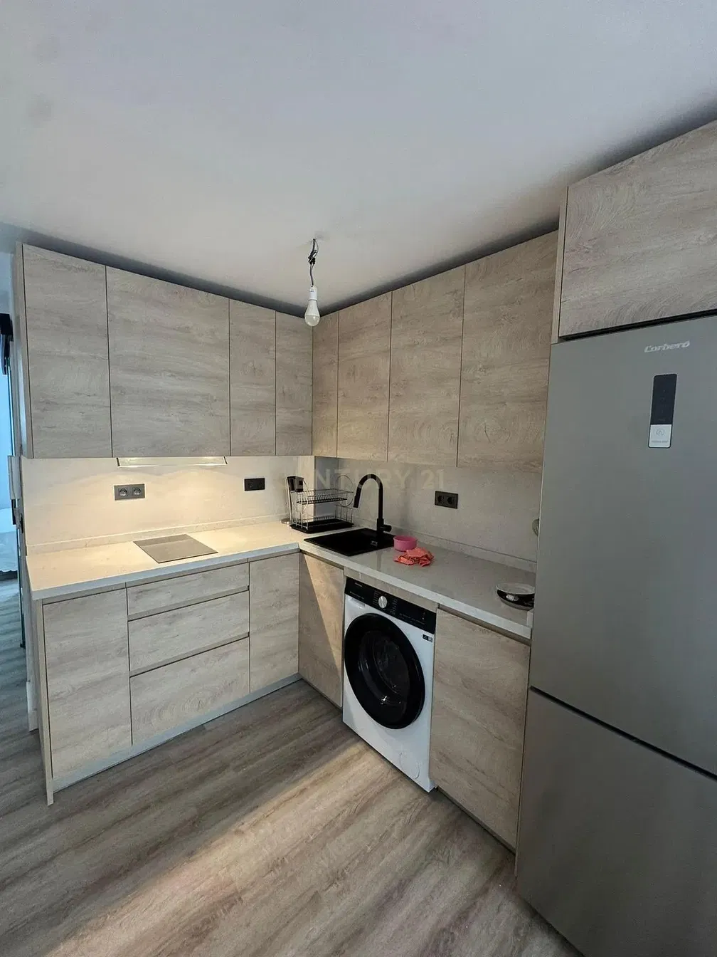 Cucina; elettrodomestici, ristrutturato, luce naturale, stile moderno