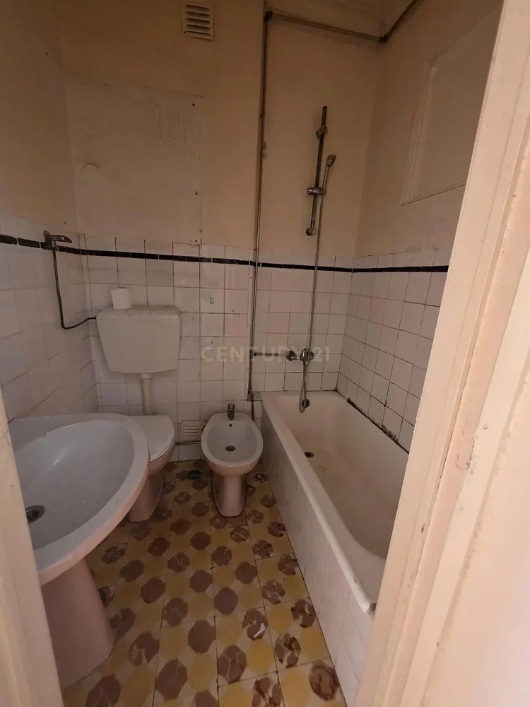 Kupaonica; pločice, potrebna renovacija, prirodna svjetlost