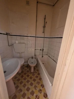 Kupaonica; pločice, potrebna renovacija, prirodna svjetlost