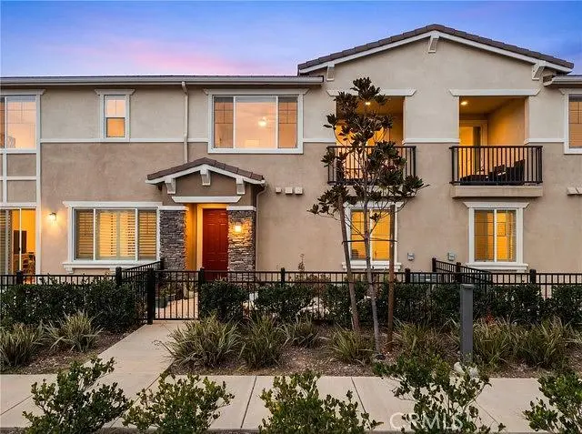 Casa y alrededores; luz natural