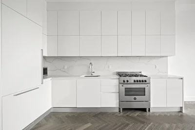 Kuchyně; kuchyňské spotřebiče, moderní styl, dřevěná podlaha, přirozené světlo, po rekonstrukci