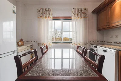 Cuisine; électroménager, carrelage, lumière naturelle