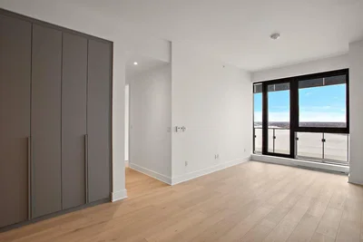 Schlafzimmer; blick, holzboden, tageslicht, renoviert