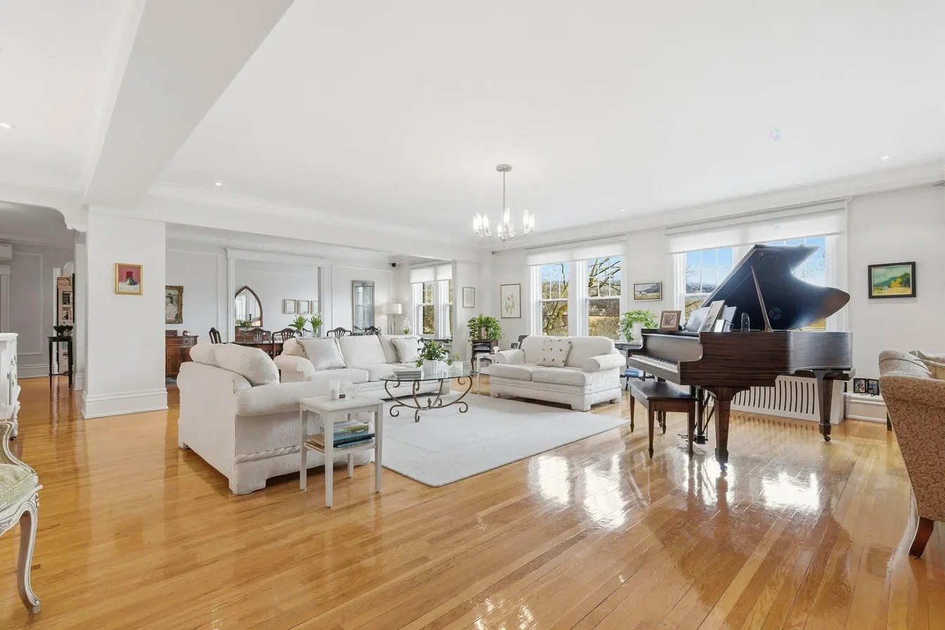 Salon; parquet, lumière naturelle, style moderne