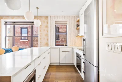 Kuchyně; kuchyňské spotřebiče, výhled, přirozené světlo, moderní styl