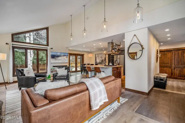 Salón; vista, suelo de madera, luz natural, estilo moderno