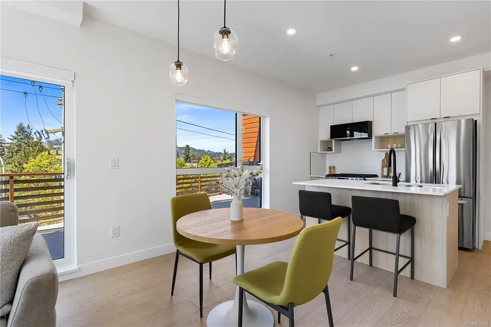 مطبخ; إطلالة, أجهزة المطبخ, ضوء طبيعي, أسلوب عصري, أرضية خشبية