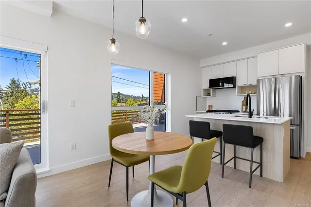 Cucina; vista, elettrodomestici, luce naturale, stile moderno, pavimento in legno