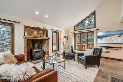 Obývací pokoj; krb, dřevěná podlaha, přirozené světlo, moderní styl