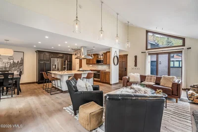 Obývací pokoj; výhled, dřevěná podlaha, přirozené světlo, moderní styl