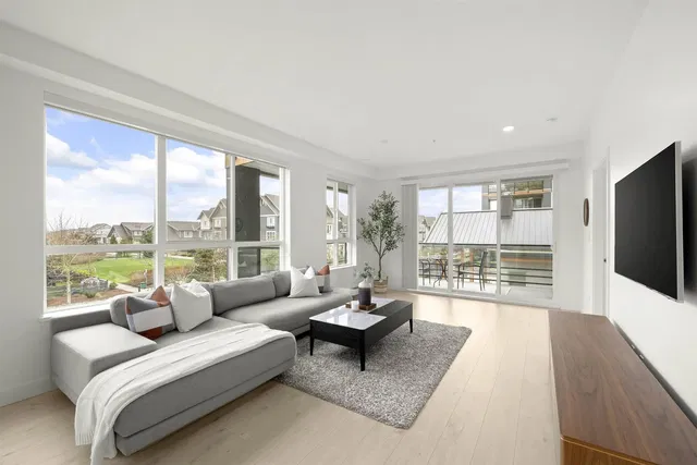 Soggiorno; vista, luce naturale, stile moderno, pavimento in legno