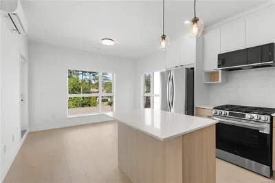 Küche; blick, küchengeräte, tageslicht, moderner stil, holzboden, renoviert