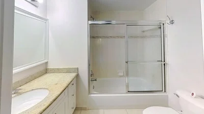 Koupelna; dlažba, přirozené světlo, po rekonstrukci