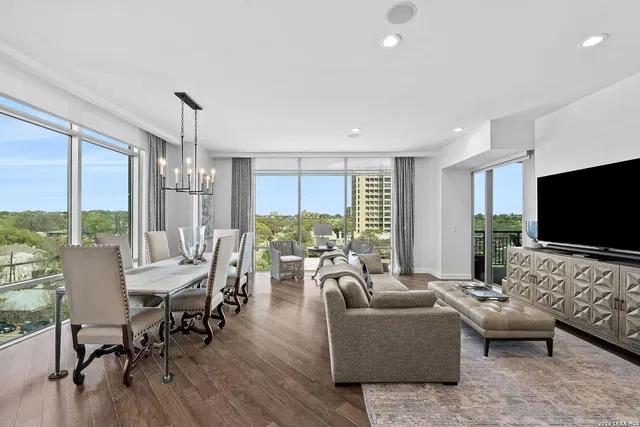 Soggiorno; vista, pavimento in legno, luce naturale, stile moderno