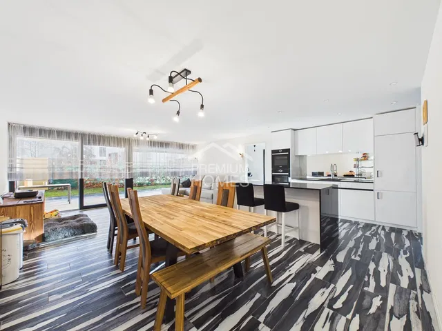 Küche; blick, fliesenboden, renoviert, tageslicht