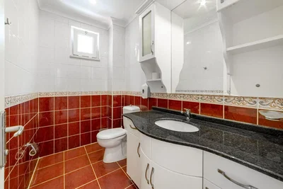 Toilet; tegelvloer, natuurlijk licht