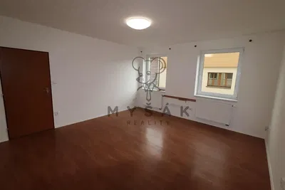 Schlafzimmer; holzboden, tageslicht, renoviert