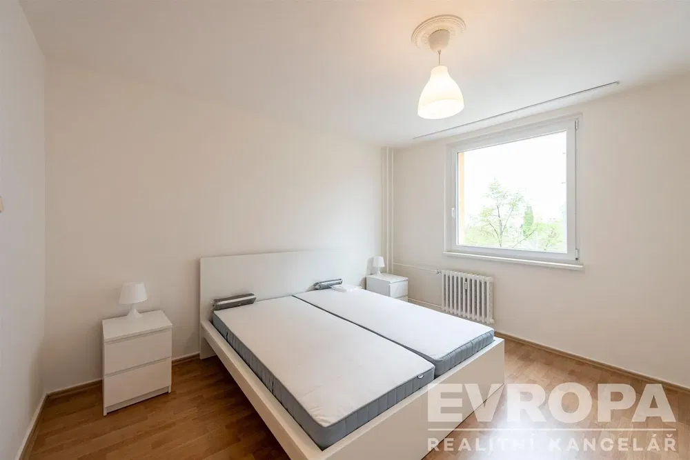 Schlafzimmer; holzboden, tageslicht