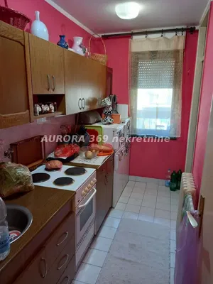 Kuhinja; kućanski aparati, pločice, potrebna renovacija