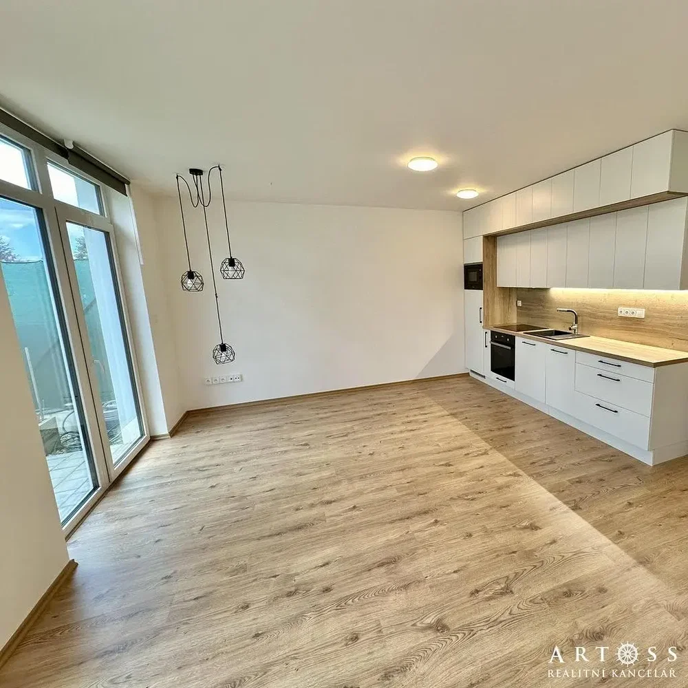 Mutfak; mutfak aletleri, doğal ışık, modern stil, ahşap zemin